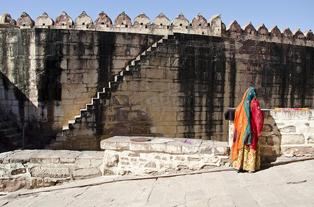 焦特布尔有纱丽和堡垒墙的印度女人