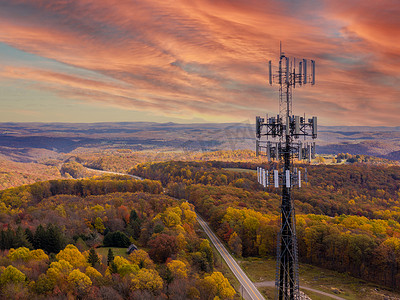 联通宽带摄影照片_西弗吉尼亚森林地区提供宽带服务的手机或移动服务塔
