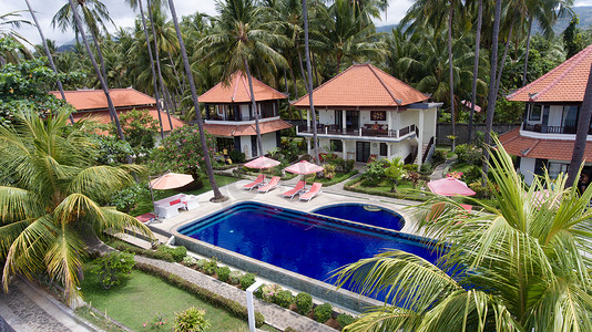 巴厘岛海边带游泳池的酒店。