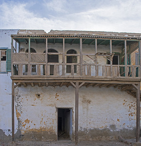 废弃埃及房屋中的旧木建筑外墙