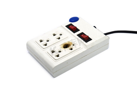线路板电熔摄影照片_白色背景上肮脏的熔化和烧焦的电源插座插头