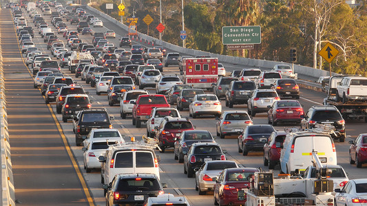 美国加利福尼亚州圣地亚哥 — 2020 年 1 月 15 日：繁忙的城际高速公路上的紧急 911 汽车。