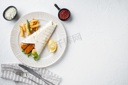带鱼指、奶酪和蔬菜的玉米饼卷，盘子上，白色背景，顶视图平躺，有复制空间和文本空间