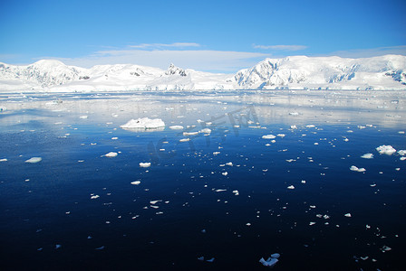 南极冰川水摄影照片_晴朗天气下的南极景观