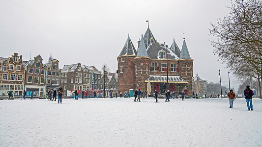 荷兰阿姆斯特丹 Nieuwmarkt 冬季传统雪地 Waag 建筑