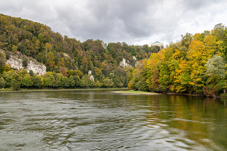 凯格尔摄影照片_德国巴伐利亚凯尔海姆附近多瑙河突破的多瑙河谷