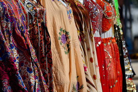 市场上五颜六色的传统女装