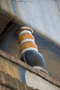 生物环保摄影照片_Hundertwasser 正面的柱子