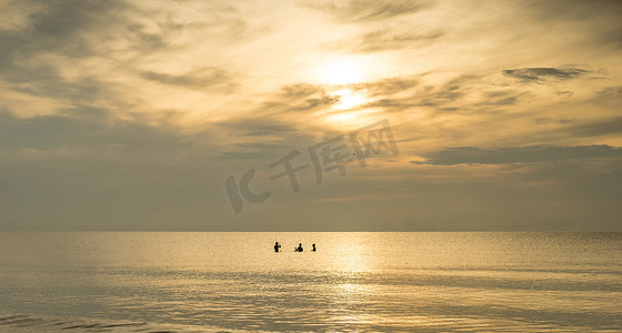 日出背景下的渔民剪影