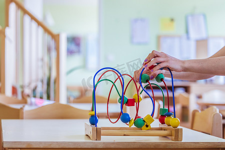 童年和社会化概念：幼儿园的彩色木制玩具