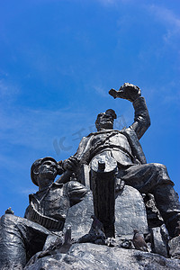 红军会宁会师旧址摄影照片_蓝天映衬下的红军纪念碑。