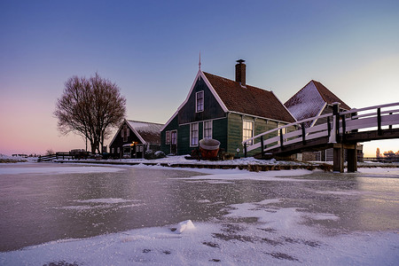 Zaanse Schans 风车村冬季雪景，雪覆盖的木制历史风车 Zaanse Schans Netherlands Holland
