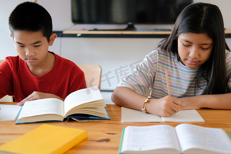 男孩女孩学生学习写笔记做作业。