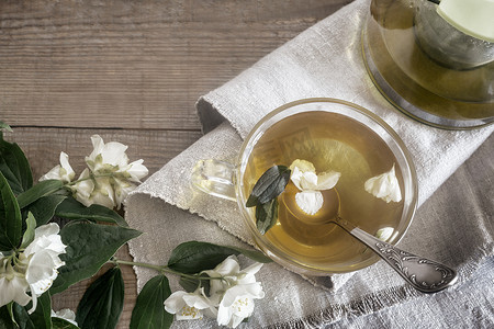 与白色花瓣和茉莉花叶子的茶