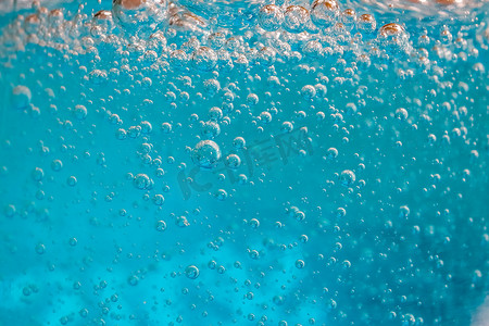 气泡条大标题摄影照片_蓝色洗发水中的气泡