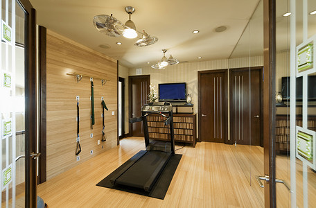 室内配有健身器材和木地板