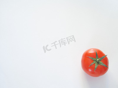在白色背景上的红番茄。