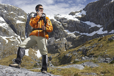 徒步旅行者在山上使用对讲机