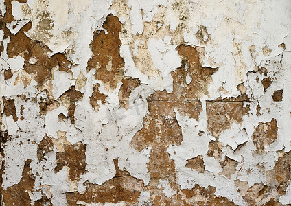 从石膏墙上脱落的严重仿旧和有纹理的油漆