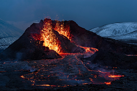 Fagradalsfjall 火山喷发在晚上，冰岛