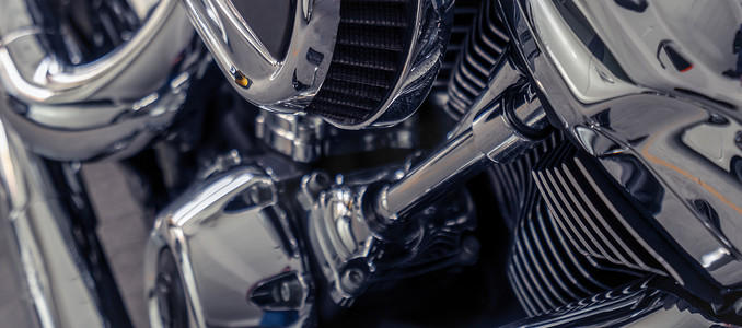 选择性地关注摩托车发动机。