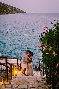 美男女摄影照片_一对男女在希腊克里特岛的海洋上观看日落