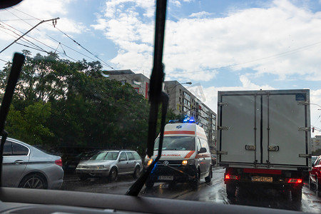 雨天驾驶摄影照片_2020年罗马尼亚布加勒斯特阴雨天交通，从汽车前窗看路