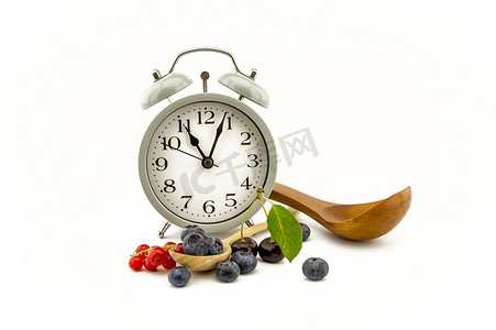 樱桃蓝莓苹果摄影照片_与时钟、勺子和浆果的烹饪静物