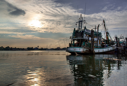 日落时港口的旧渔船，旧渔船，旧木船。