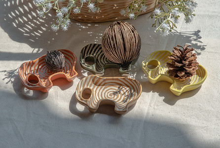 一套房子摄影照片_一套大象形状的陶瓷杯和干 cerbera oddloam 的种子，松果来装饰房子精美。