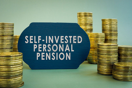 黑板上的自我投资个人养老金 SIPP 字样。