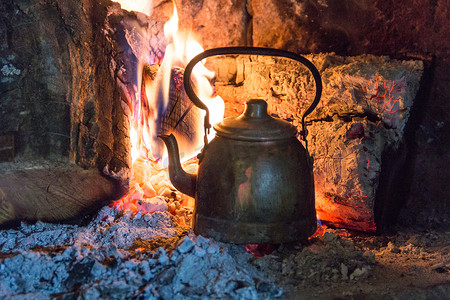 烧柴的水壶在阿根廷乡村加热伴侣水