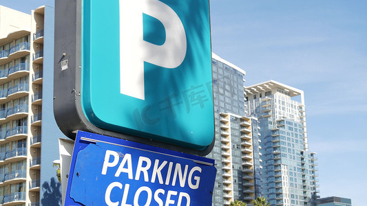 停车场标志作为美国繁忙城市地区交通困难和交通问题的象征。