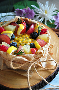 香甜百香果摄影照片_关闭在芝士蛋糕上的夏季水果和百香果酱