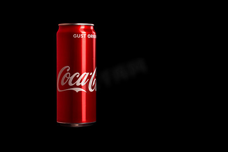 经典可口可乐编辑照片可以在黑色背景。 