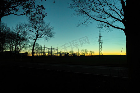 变电站摄影照片_黄蓝光日出时清晨变电站的轮廓