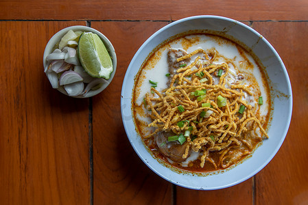泰式北方风味咖喱鸡汤面。