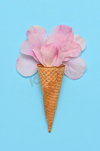 蓝色冰丝摄影照片_冰淇淋蛋筒中的粉色玫瑰花瓣