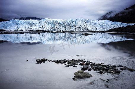 水中鹅卵石摄影照片_阿拉斯加冰川在水中的倒影