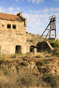 La Union 村矿山废弃建筑和机械遗迹