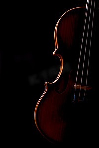 湖畔小提琴摄影照片_孤立在黑色的小提琴乐器特写