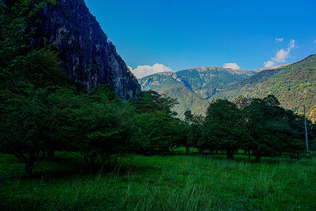 哈姆雷特摄影照片_瑞士戈尔德维奥和阿韦尼奥之间的山全景