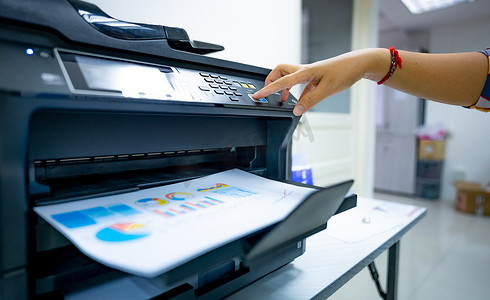 上班族在多功能激光打印机上打印纸张。