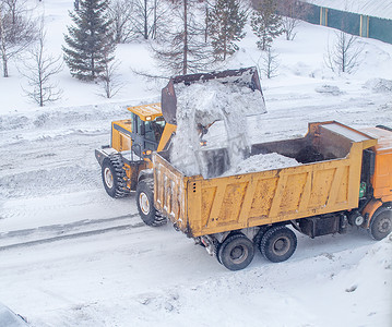 冬季从雪中清洁和清洁城市道路