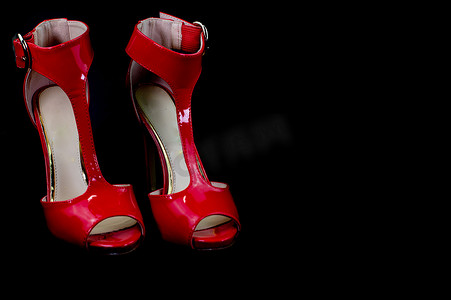 红色漆皮鞋跟凉鞋