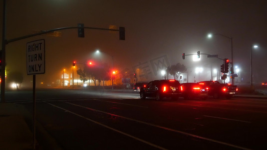 美国加利福尼亚州 VISTA - 2020 年 1 月 24 日：海洋层，夜间车道十字路口的浓雾。