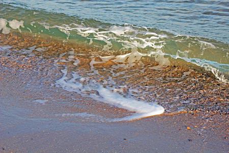 海浪拍打着沙滩