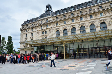 法国巴黎-2015 年 5 月 14 日：巴黎奥赛现代艺术博物馆正门的参观者。