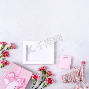 白色大理石背景康乃馨花束母亲节假期问候的概念