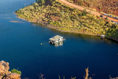 在西澳大利亚最大的人造水库阿盖尔湖俯瞰一艘船屋。